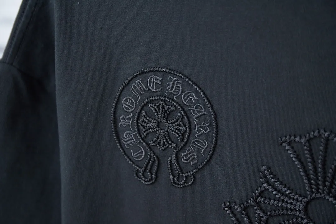 🅿️200 Ch*ome Hearte 25SS early spring new style embroidered heart cross short sleeves light luxury essential item for daily commuting for men and women correct version welcome to compare detailed features · 320g 100% pure cotton double yarn jersey fabric · Custom dyed in the same vat with special thickened 32 count double-ply 1X1 thread · Imported Tajima machine hollow embroidery embroidered CHRO heart pattern · Ready-to-wear general wash · Double-needle sewing and cross-seam technology · Original main mark, washed tag, brand moisture-proof paper packaging Color: black/white Size: S/M/L/XL